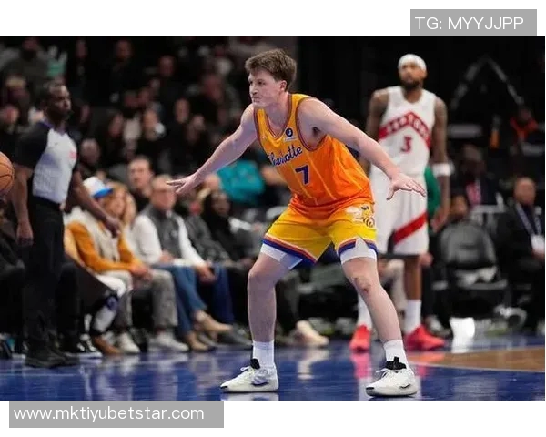 克尼佩尔半场表现亮眼9投5中贡献12分2板4助攻三分球命中率高达50